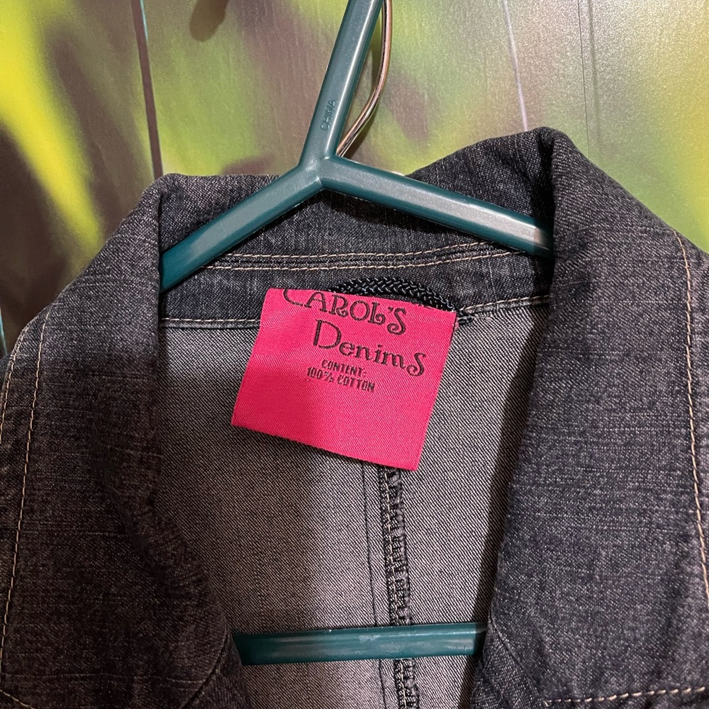 Chic Denim Blazer with Black Sleeves - Picture 4 of 5